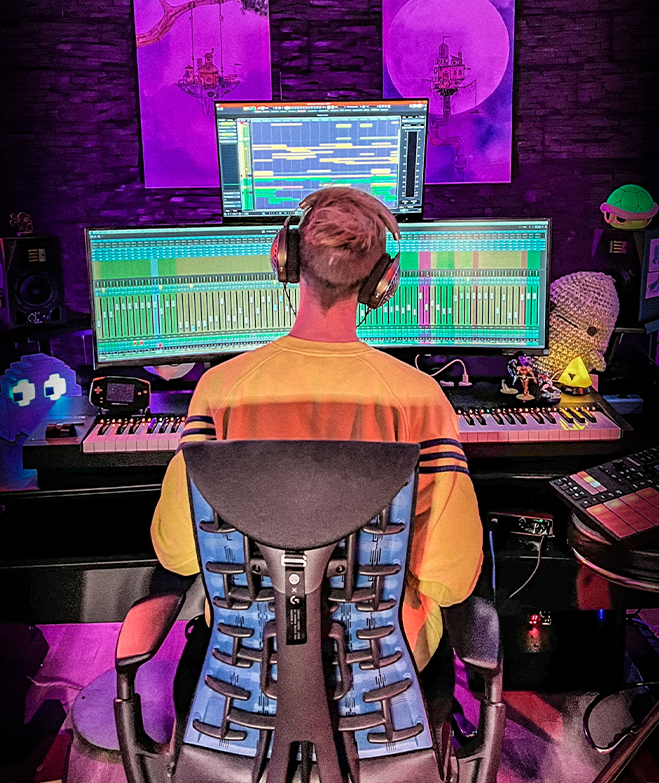 Tobi Weiss beim Mixen in seinem Studio von hinten fotografiert 