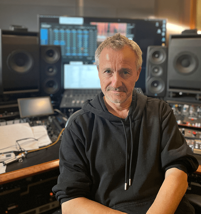 Ralf Christian Mayer in seinem Studio mit Computer im Hintergrund